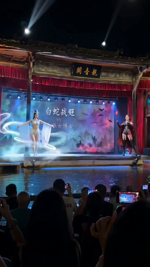 White Snake vs Vampire Stage Showdown